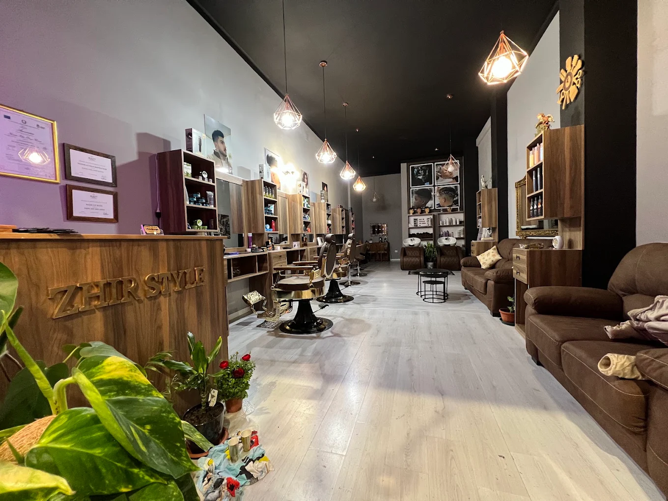 [TODO: interni della barberia Zhir Style a Lecce, poltrone e lampade a sospensione]